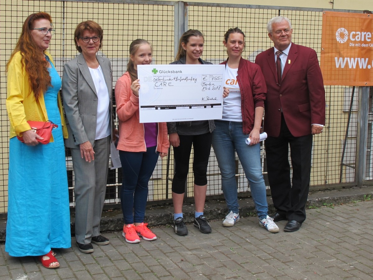 Von Links: Gala von Reichenfels, Frau Mosch (Schulrätin), Schülerinnen, Anika Auweiler CARE), Joachim Kiau (Botschafter der Luftbrücke), Foto: Gail Halvorsen-Schule