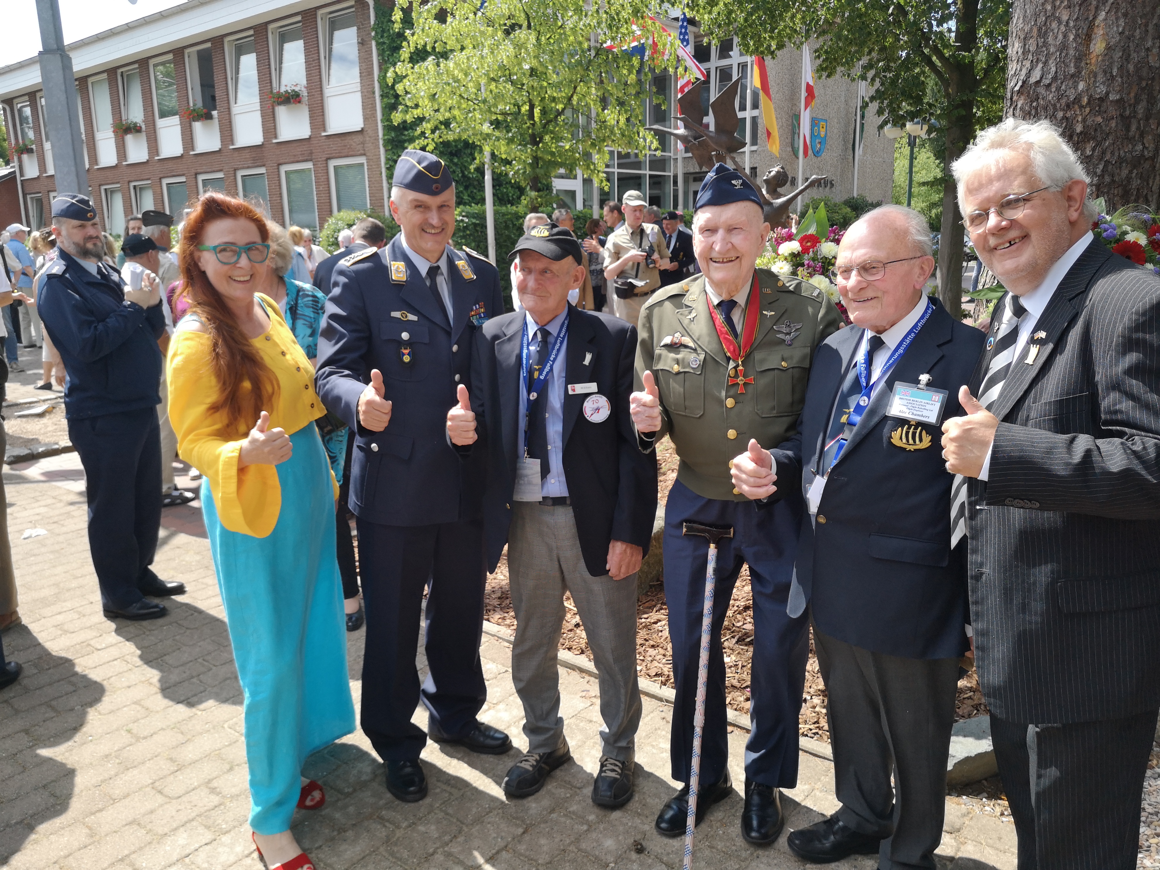 von Links-Oberstabsfeldwebel Paul Hicks, Veteran, Gail S. Halvorsen und Joachim Kiau. 